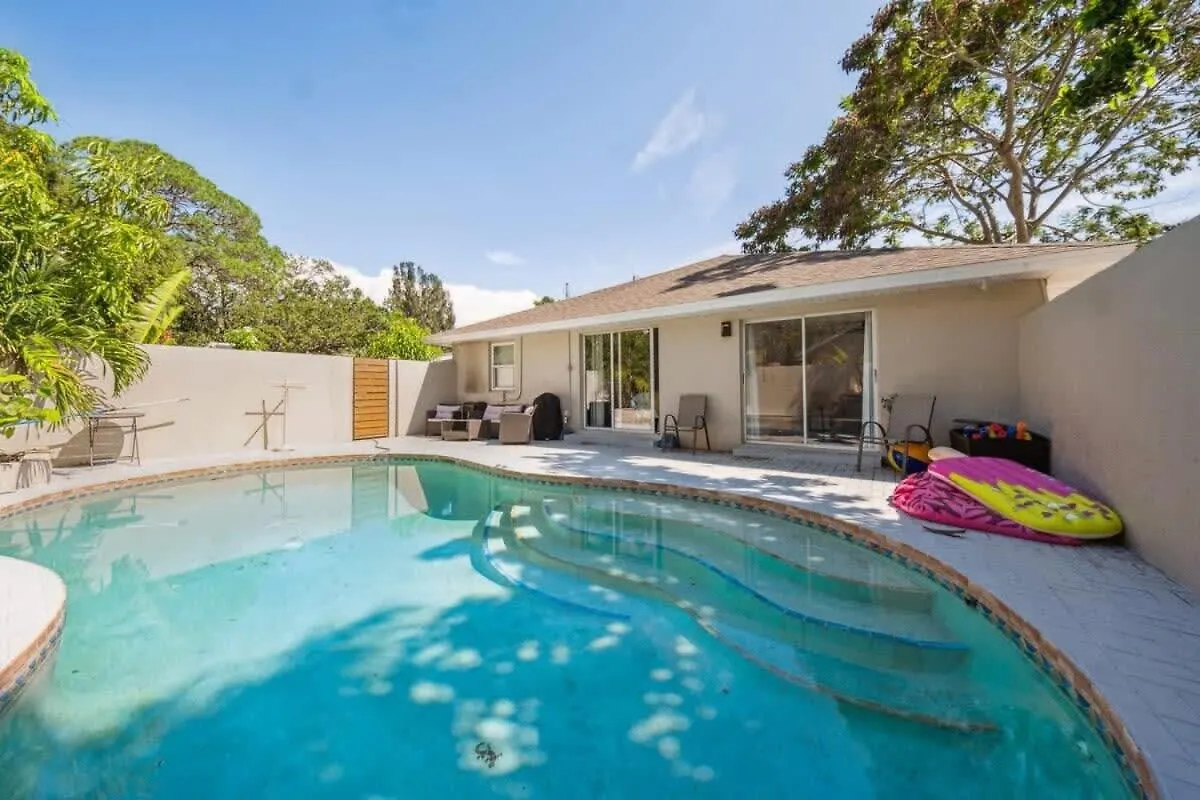 Beachside Bliss- Relaxing Pool & Ping Pong Table Holiday home *