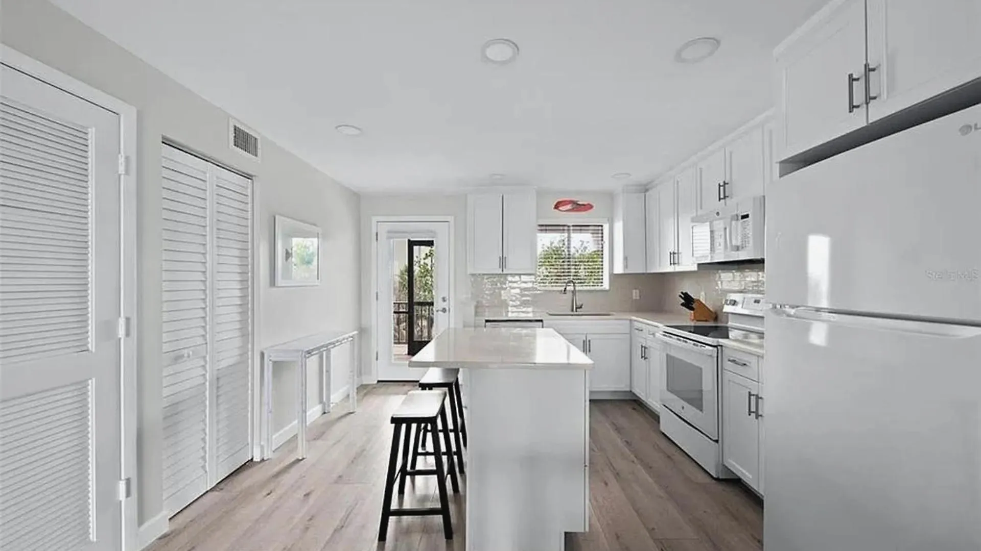 Lido Stylish Coastal Retreat