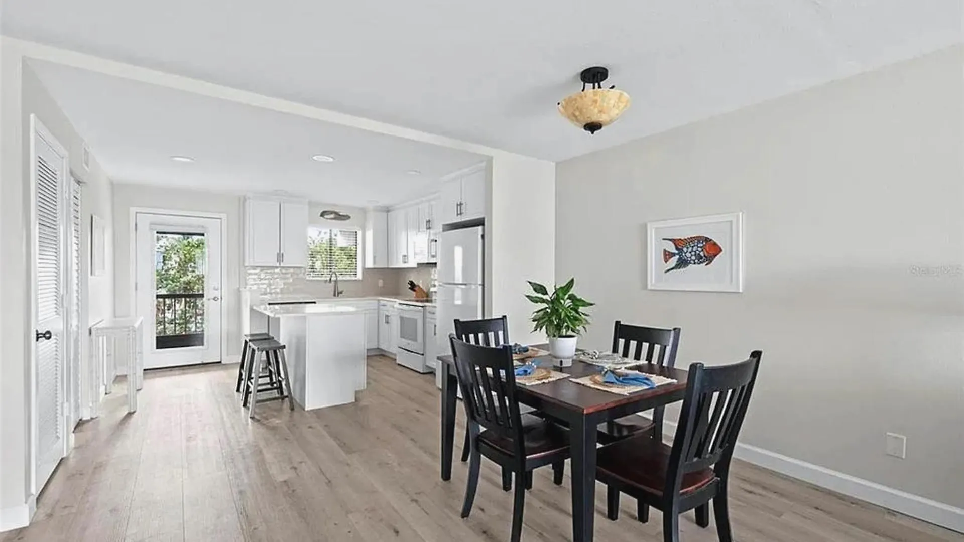 Lido Stylish Coastal Retreat Apartment