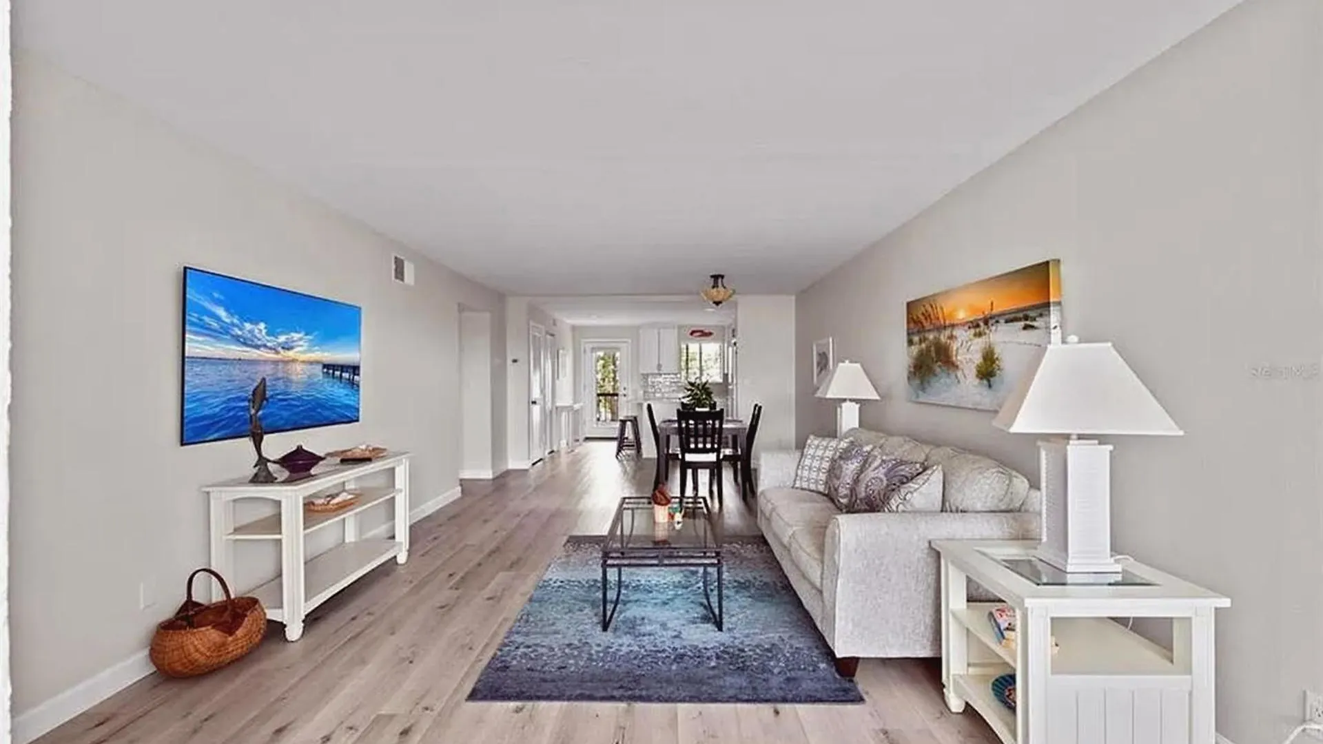 Lido Stylish Coastal Retreat Apartment *