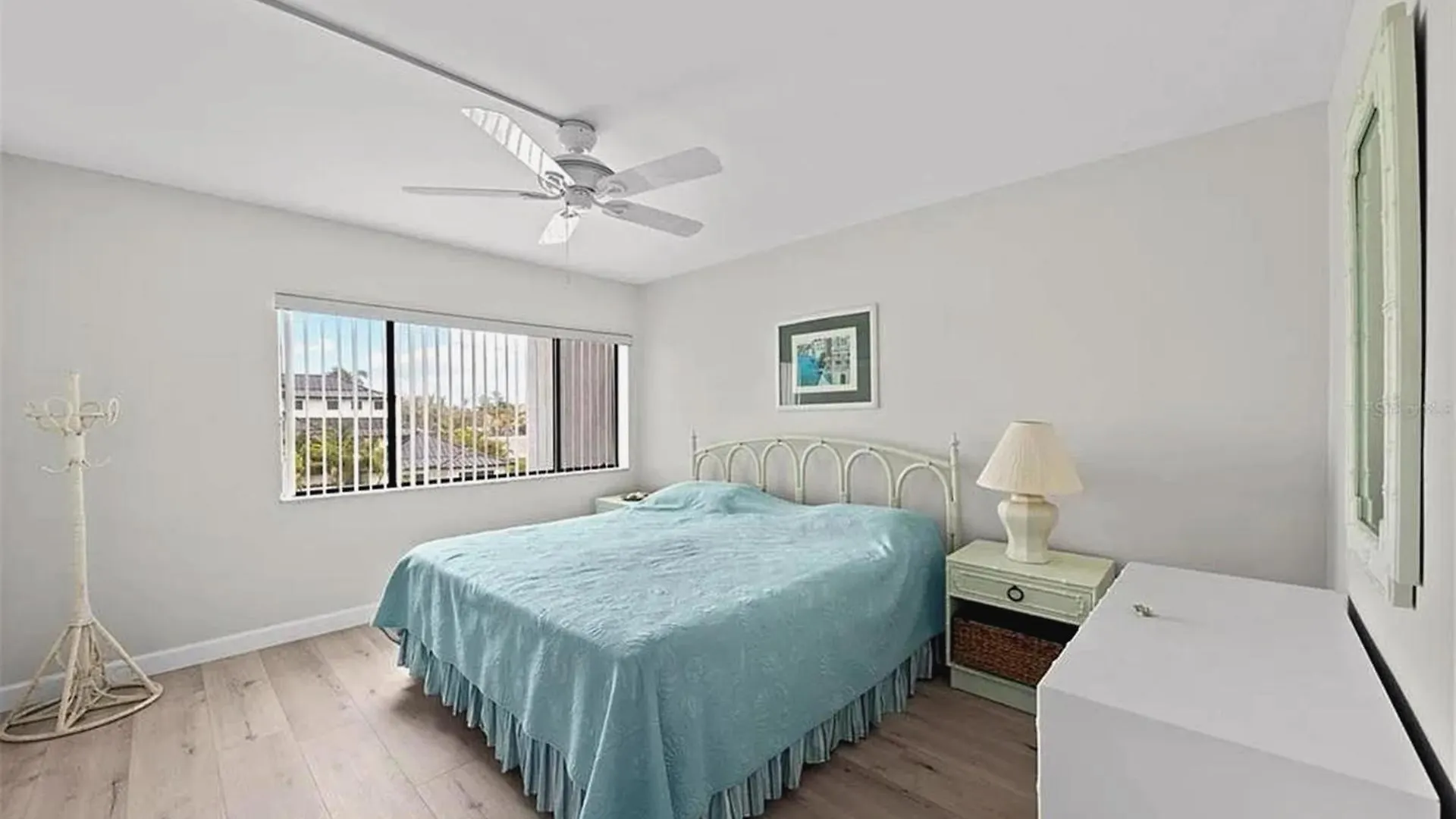 Lido Stylish Coastal Retreat Apartment