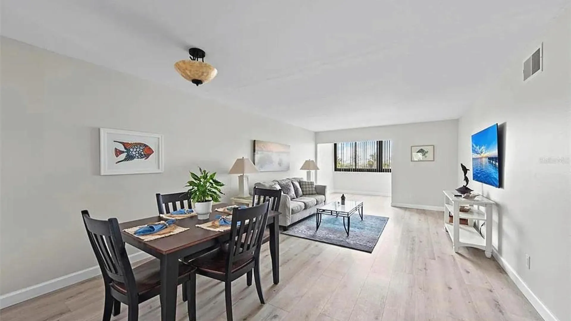 Lido Stylish Coastal Retreat Apartment *