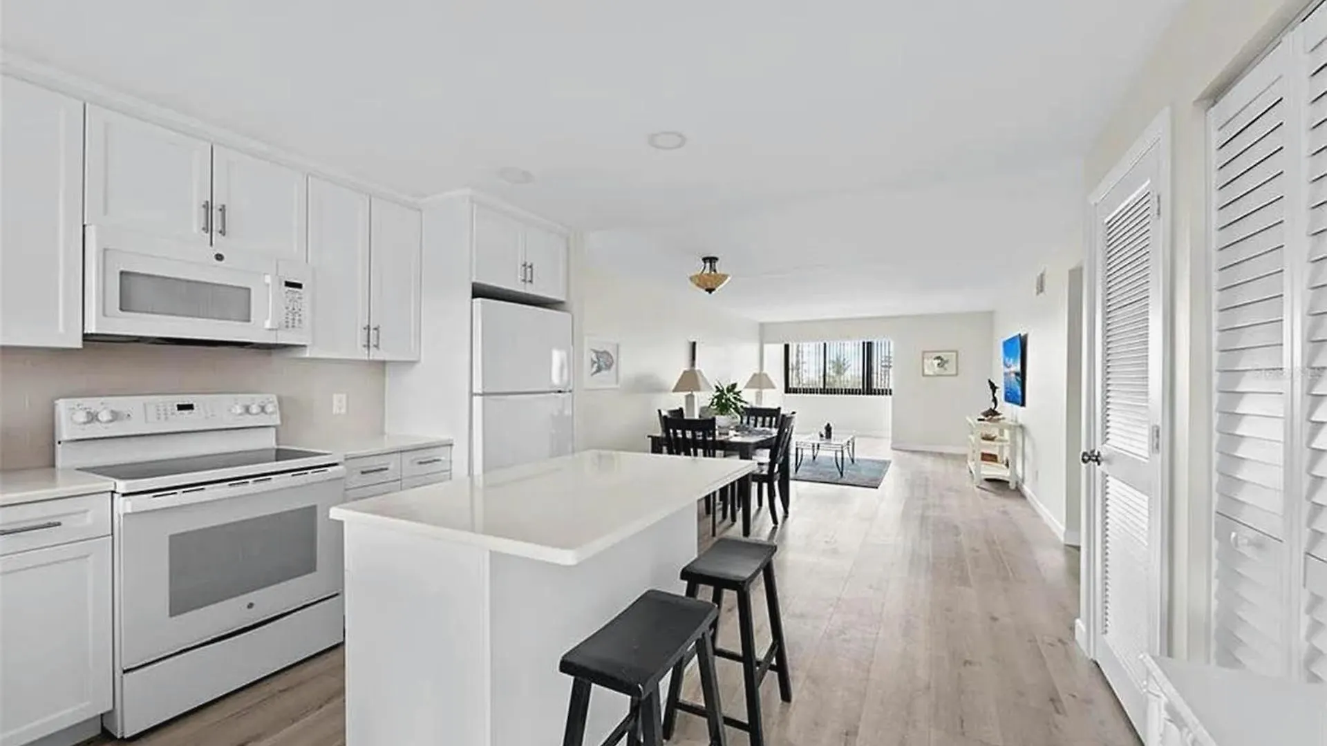 Lido Stylish Coastal Retreat Apartment