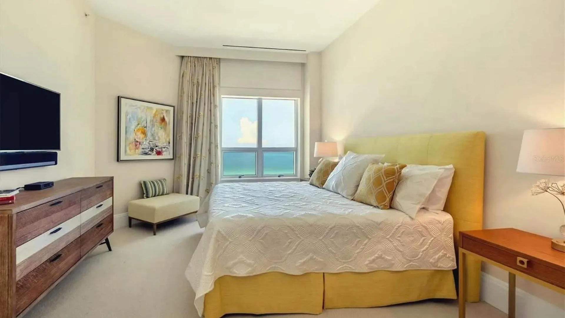 Luxury Spacious 3 Bedroom Beachfront Apartment *