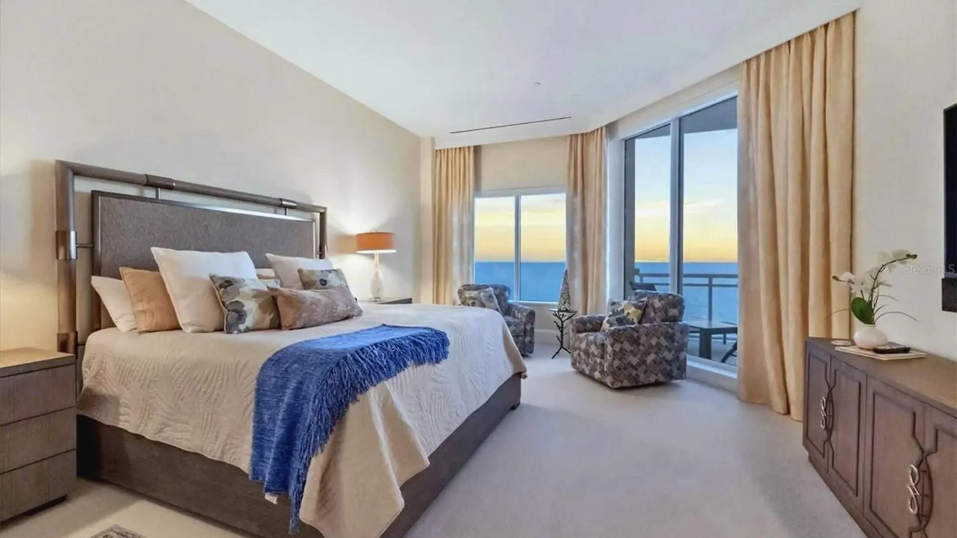 Luxury Spacious 3 Bedroom Beachfront Apartment *
