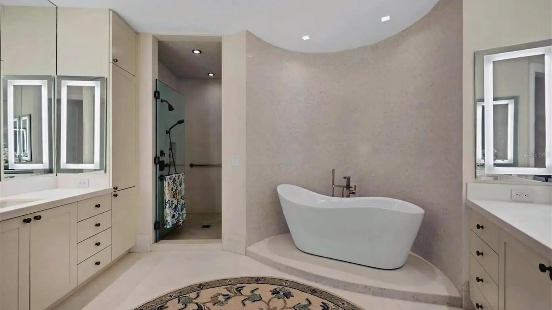 Luxury Spacious 3 Bedroom Beachfront