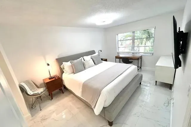 Exceptional Remodeled Condo, 2 Miles From Siesta Key Sarasota