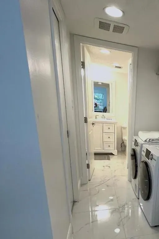 Apartment Exceptional Remodeled Condo, 2 Miles From Siesta Key *