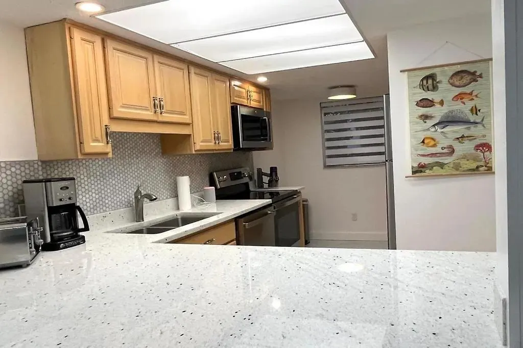 Exceptional Remodeled Condo, 2 Miles From Siesta Key Apartment