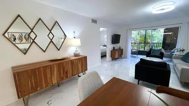 Exceptional Remodeled Condo, 2 Miles From Siesta Key Sarasota
