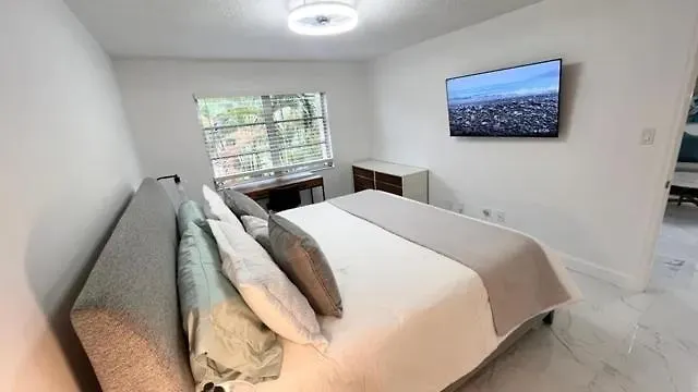 Exceptional Remodeled Condo, 2 Miles From Siesta Key Apartment *
