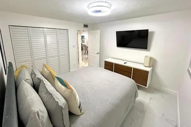 Apartment Exceptional Remodeled Condo, 2 Miles From Siesta Key *