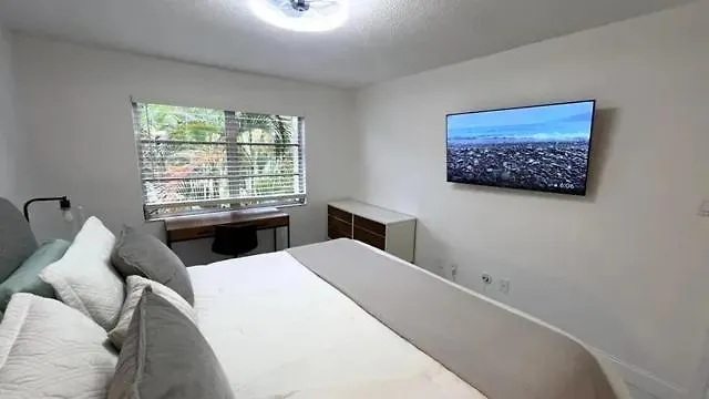 Exceptional Remodeled Condo, 2 Miles From Siesta Key * Sarasota