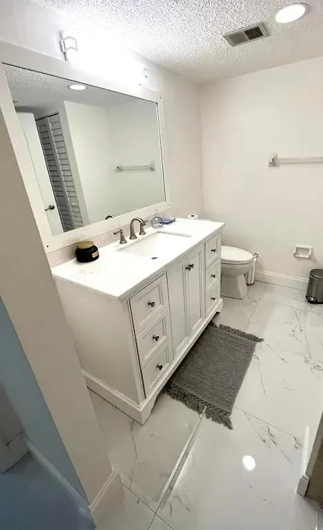 Exceptional Remodeled Condo, 2 Miles From Siesta Key Apartment