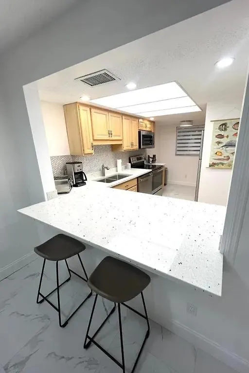 Apartment Exceptional Remodeled Condo, 2 Miles From Siesta Key Sarasota