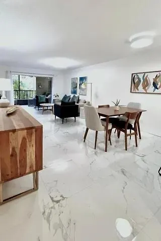 Exceptional Remodeled Condo, 2 Miles From Siesta Key Sarasota