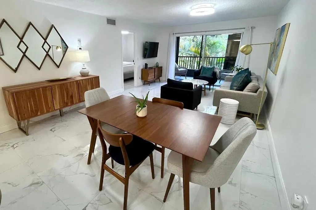 Exceptional Remodeled Condo, 2 Miles From Siesta Key Sarasota