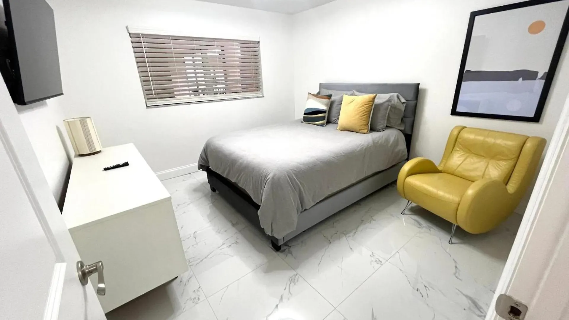 Exceptional Remodeled Condo, 2 Miles From Siesta Key Apartment *