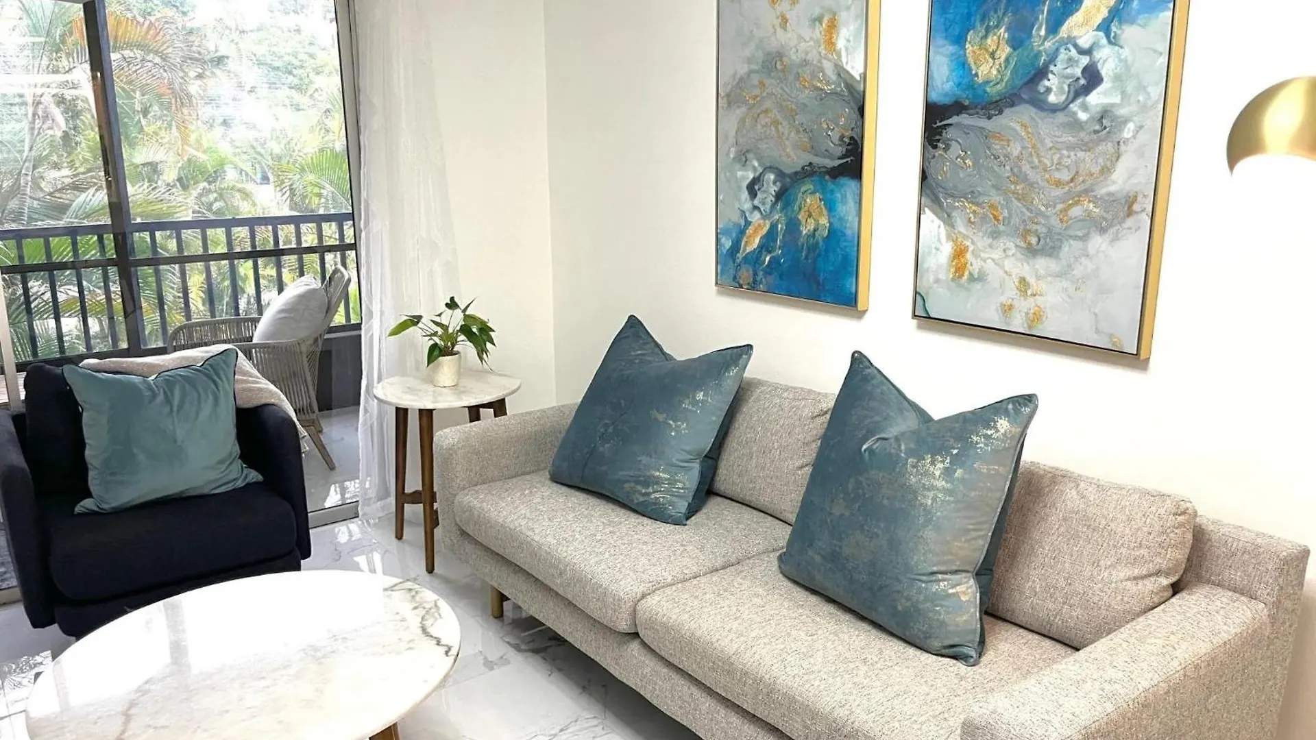 Exceptional Remodeled Condo, 2 Miles From Siesta Key Apartment