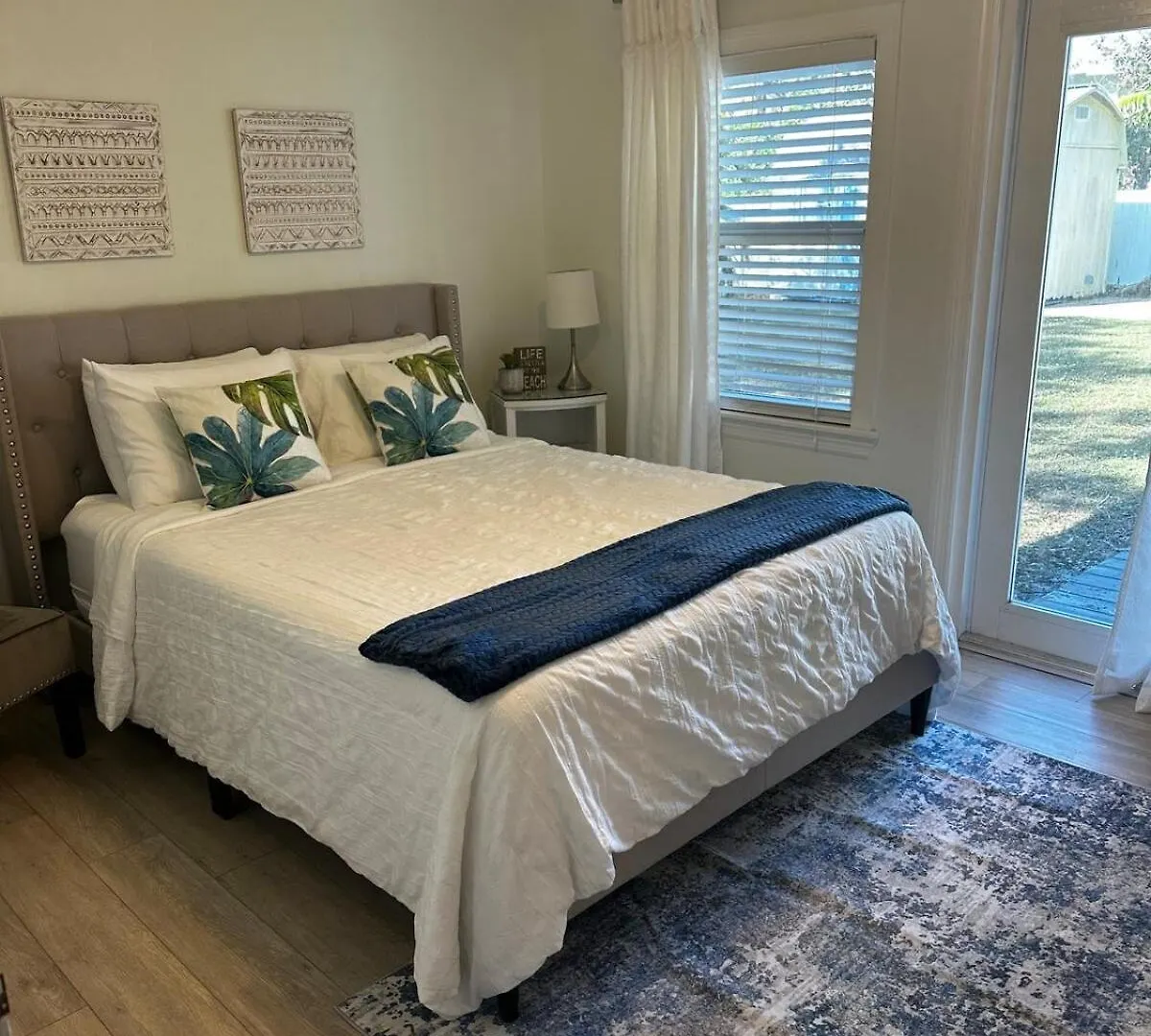 Blue Oasis An Inviting Downtown Retreat *