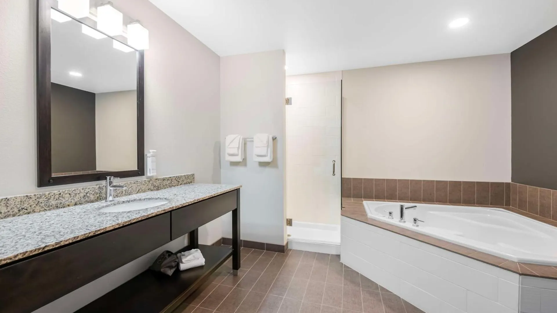 Hotel Magnolia Pointe; Bw Signature Collection 2*