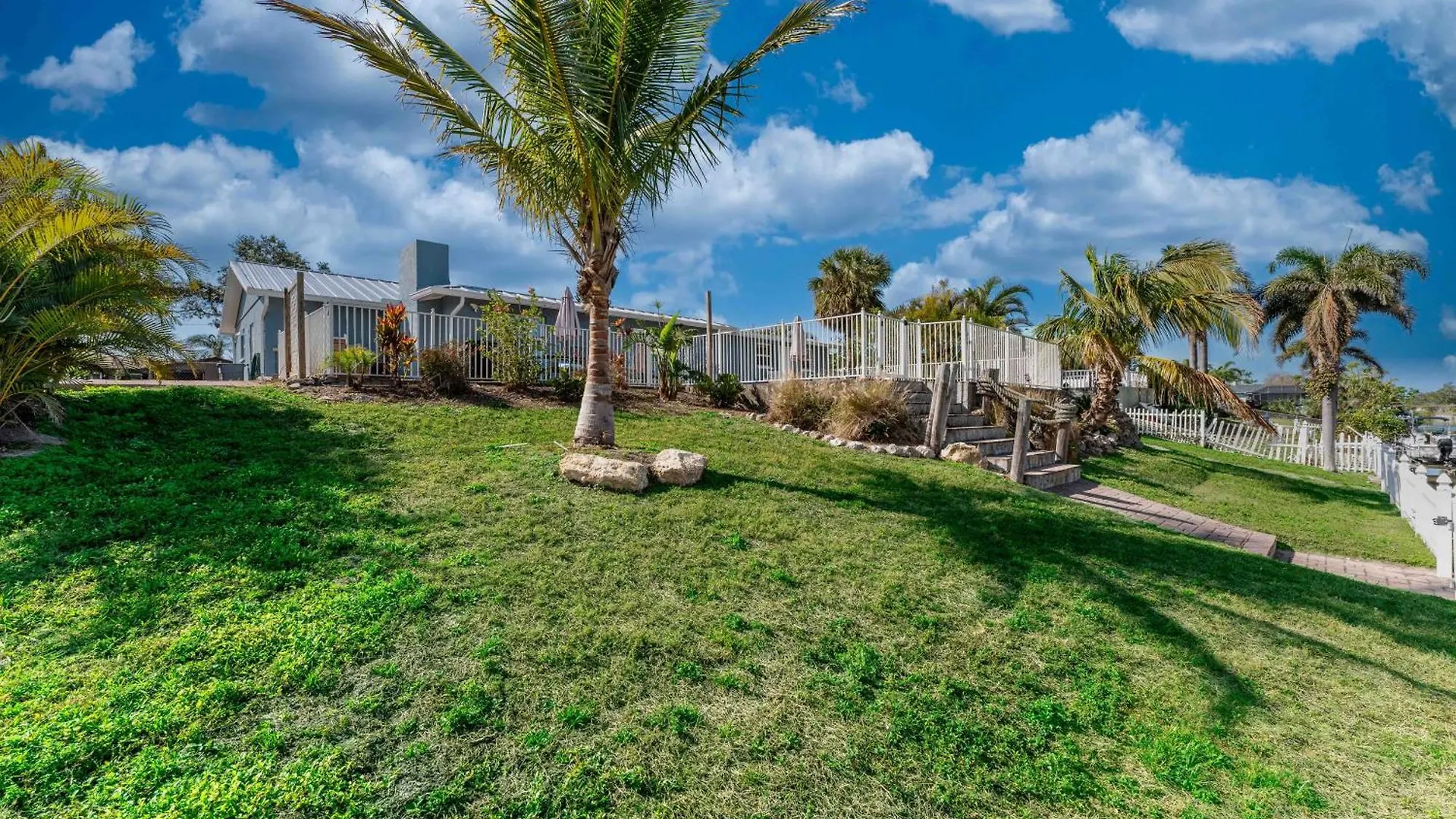 3 Bed, 3 Bath, Pool With Boat Dock Sarasota