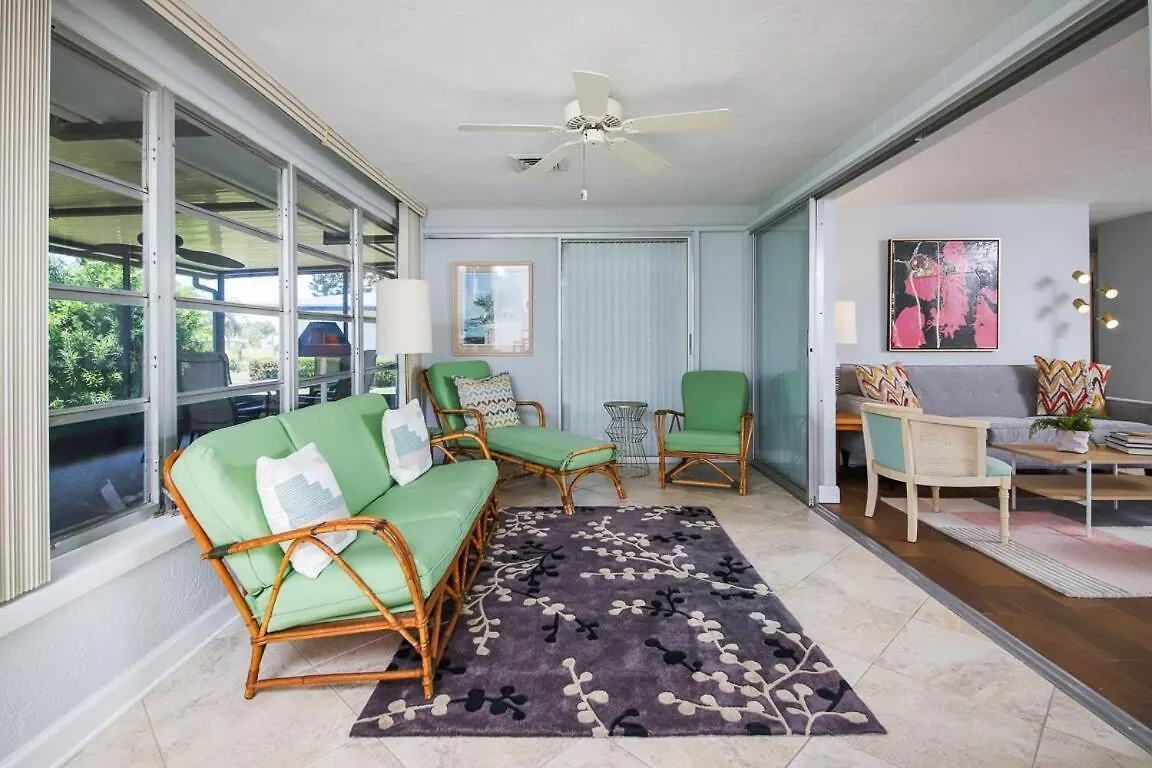 Siesta Sol Art Bungalow- 2 Miles To Siesta Key! *