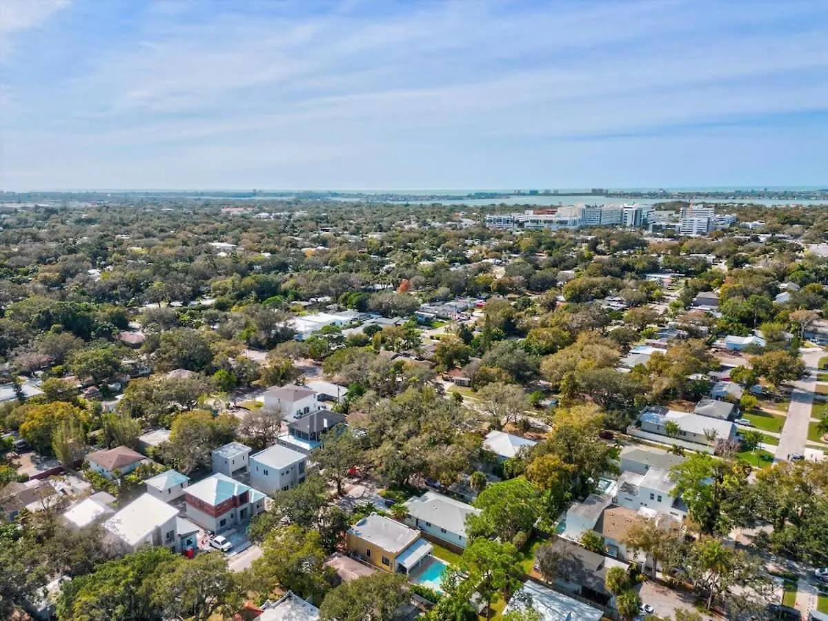 Palm Haven Heated Pool And Patio Near Downtown Holiday home