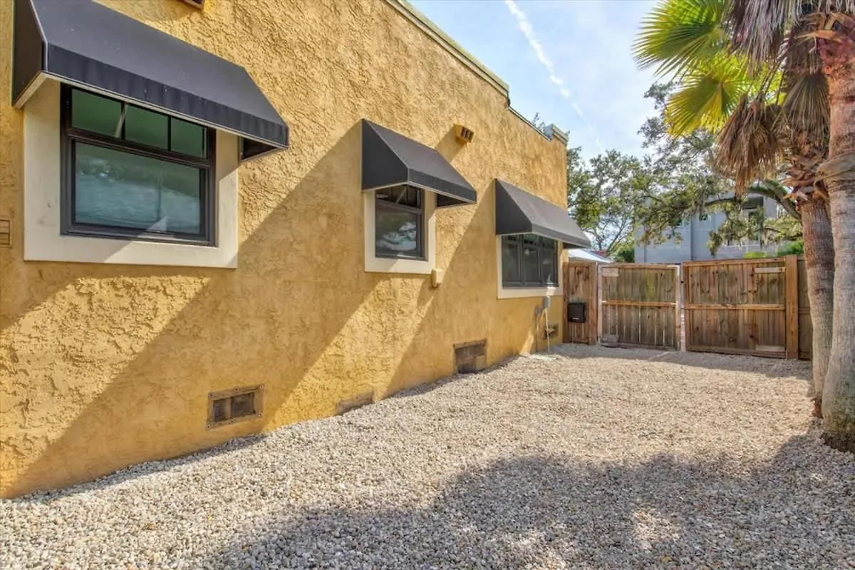 Palm Haven Heated Pool And Patio Near Downtown Holiday home *