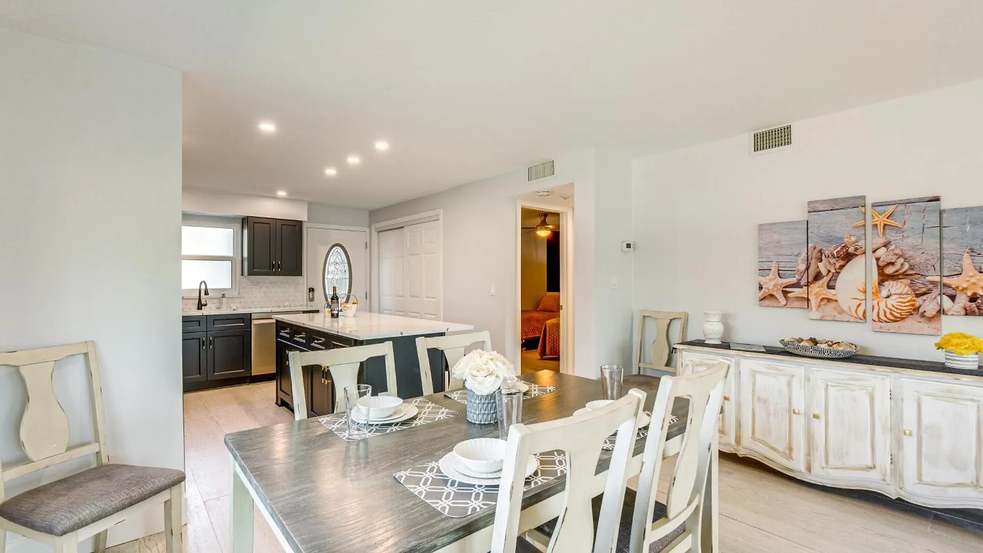 Walk To With Pool And Patio In Sarasota! Apartment *