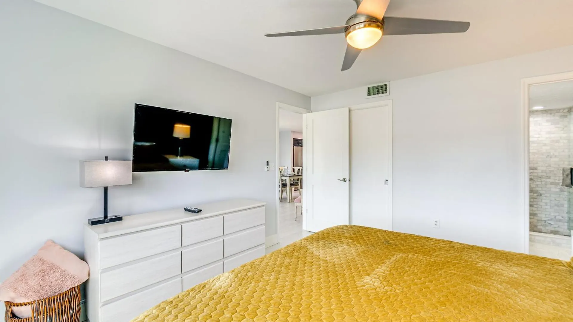 Apartment Walk To With Pool And Patio In Sarasota! *