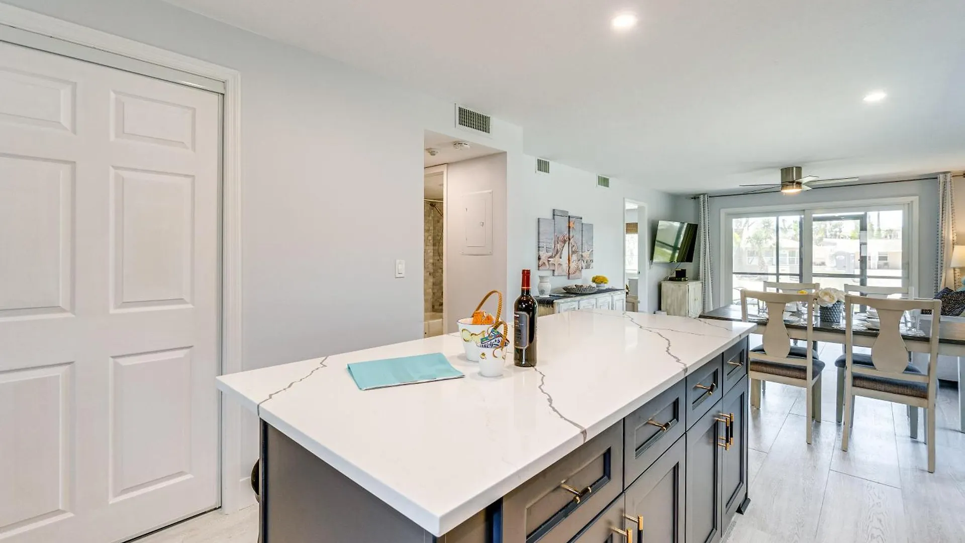 Walk To With Pool And Patio In Sarasota! Apartment
