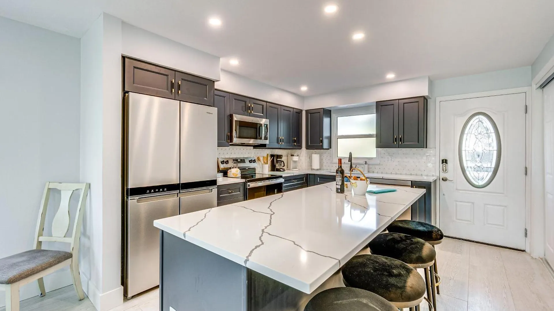 Apartment Walk To With Pool And Patio In Sarasota!