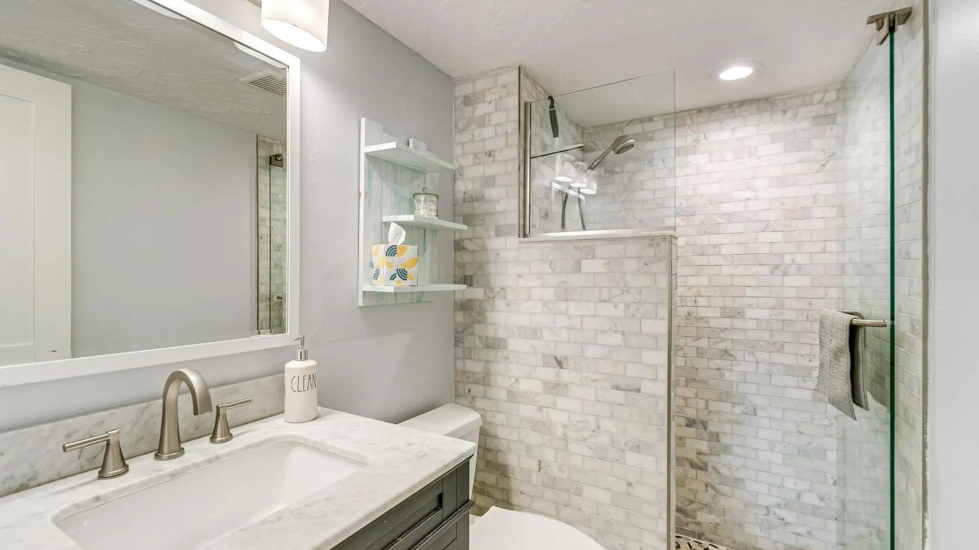Apartment Walk To With Pool And Patio In Sarasota! *