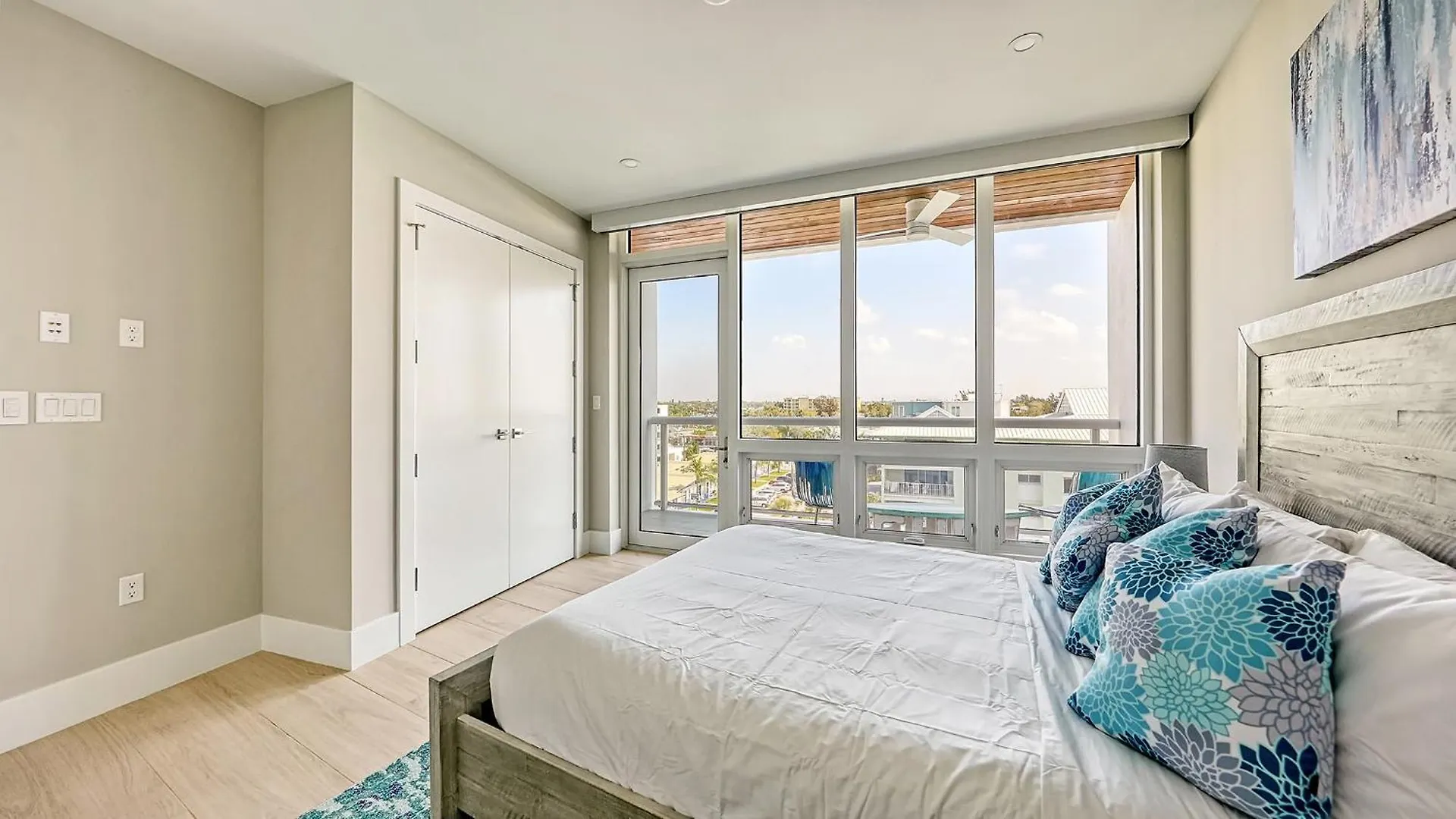 Ten35 Seaside Apartment