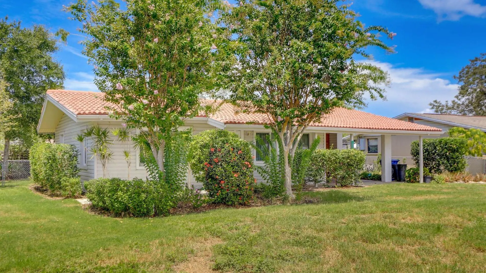Charming With Deck, 3 Mi To Beaches! Holiday home *