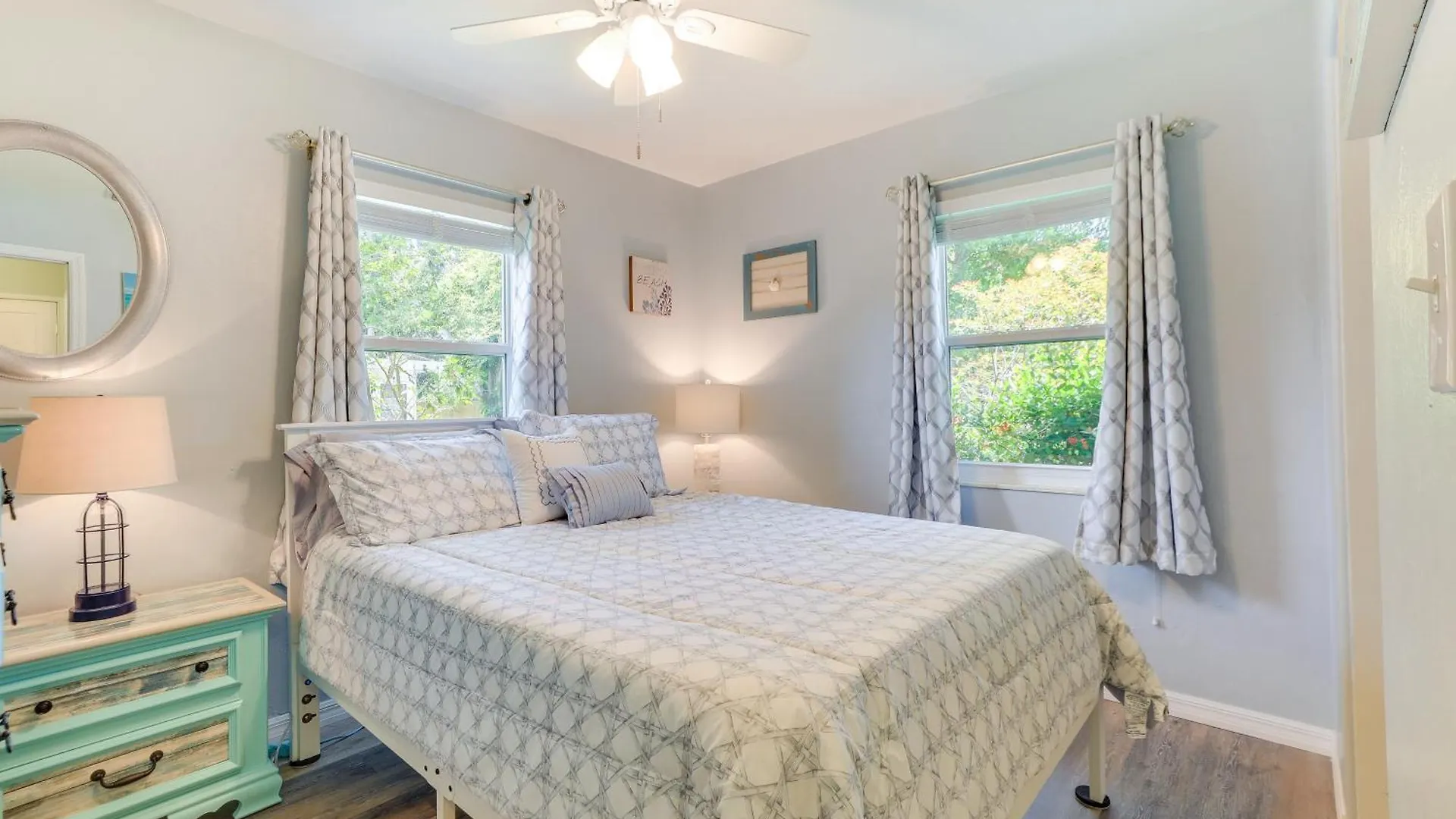 Holiday home Charming With Deck, 3 Mi To Beaches! *