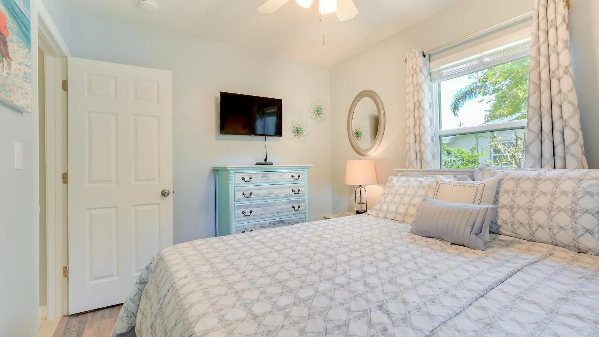 Charming With Deck, 3 Mi To Beaches! Sarasota