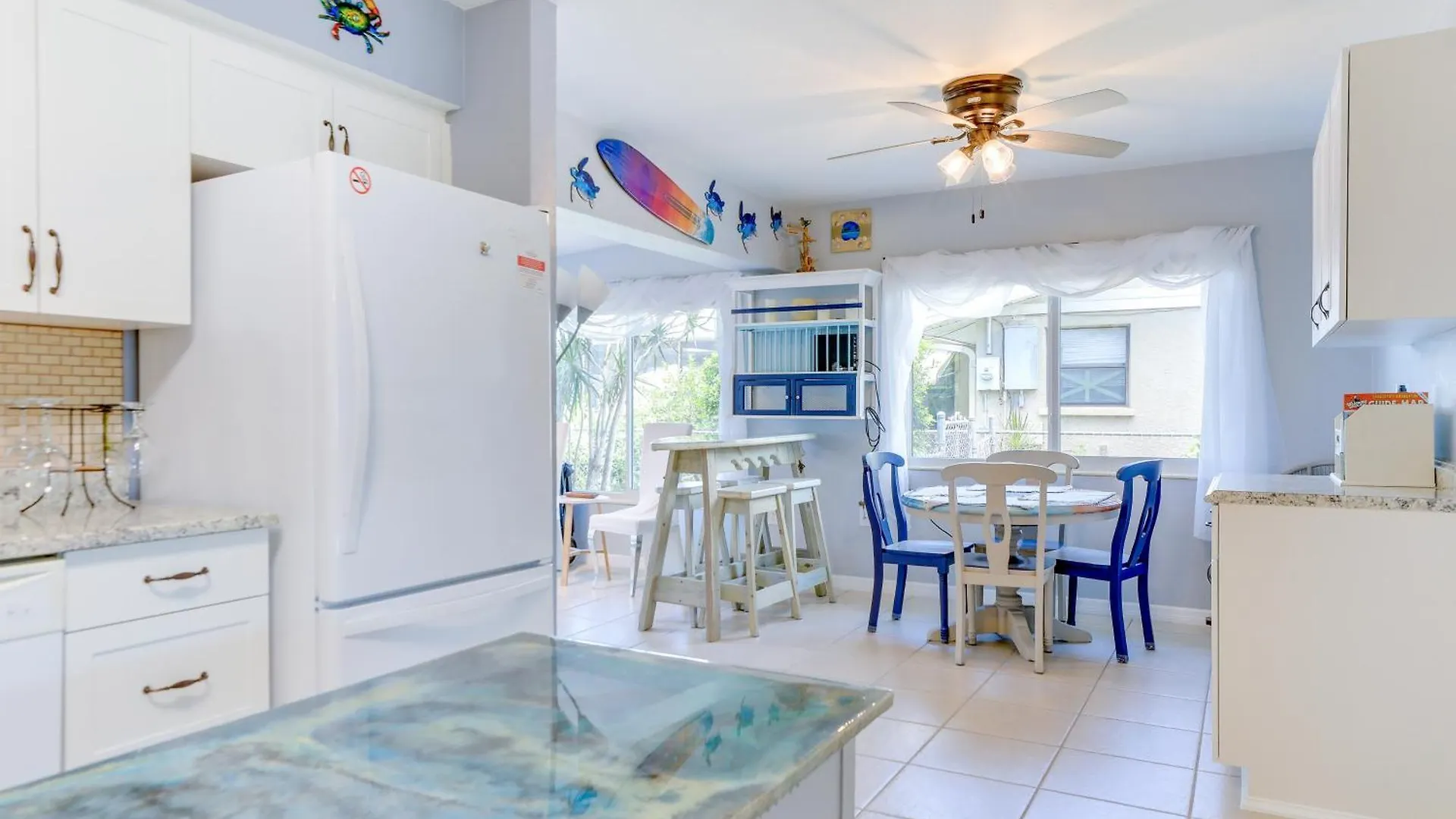 Charming With Deck, 3 Mi To Beaches! Holiday home
