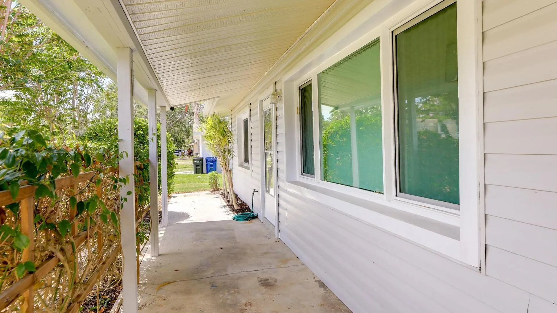 Charming With Deck, 3 Mi To Beaches! *