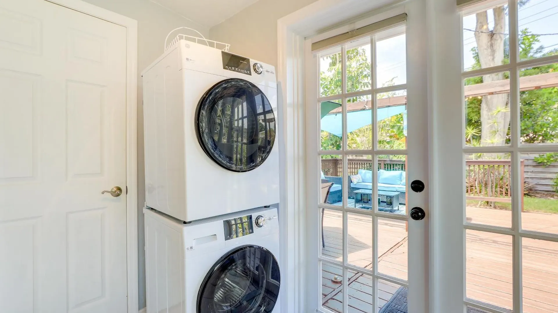 Charming With Deck, 3 Mi To Beaches! Sarasota