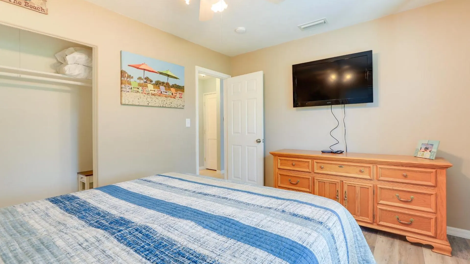 Charming With Deck, 3 Mi To Beaches! Sarasota