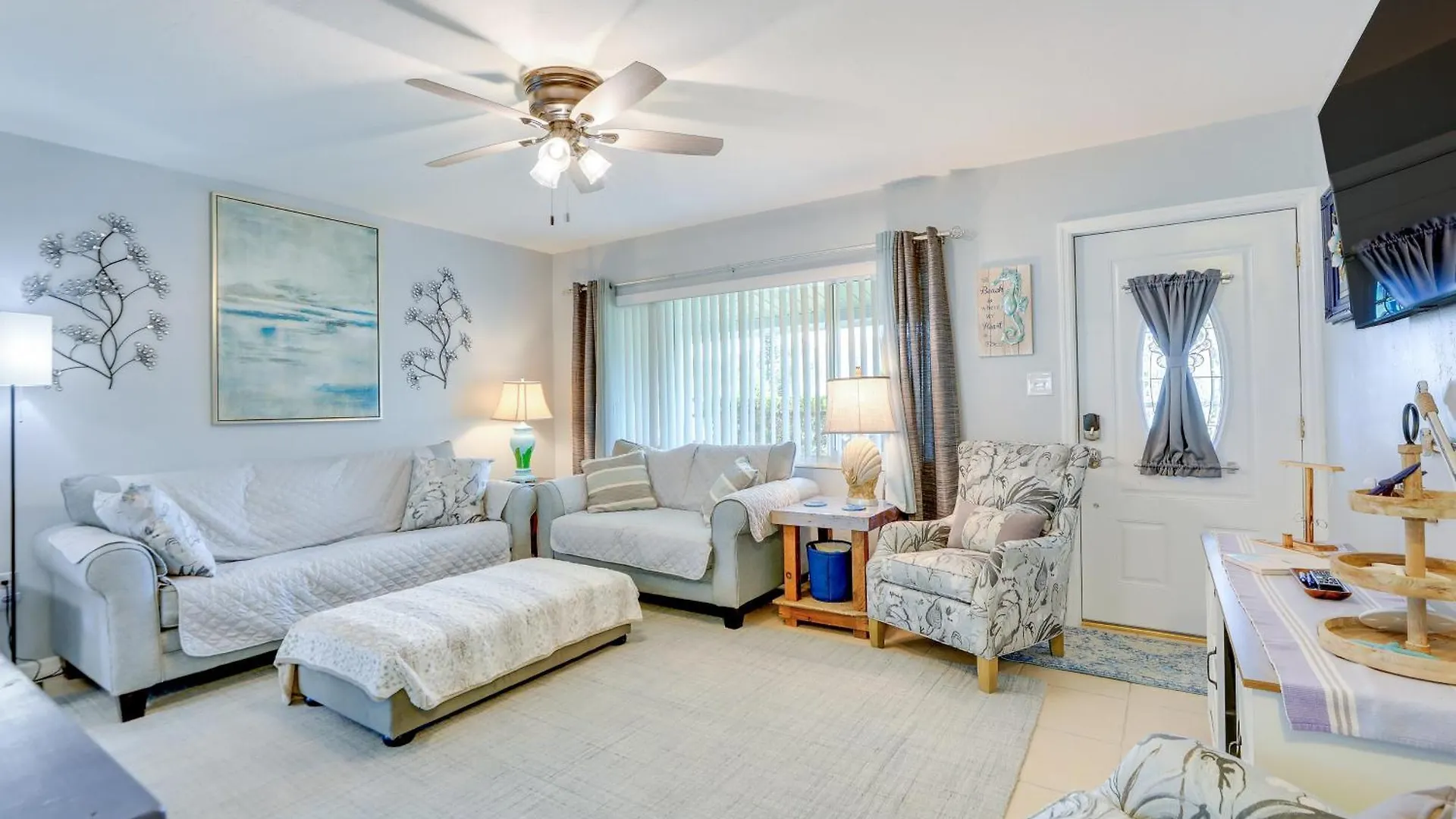 Charming With Deck, 3 Mi To Beaches! Holiday home *