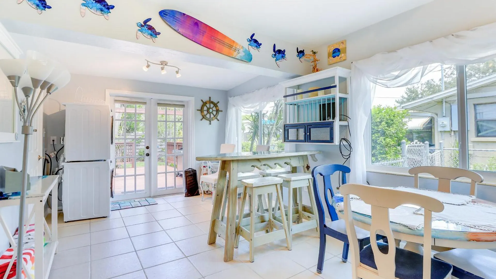 Charming With Deck, 3 Mi To Beaches! Holiday home