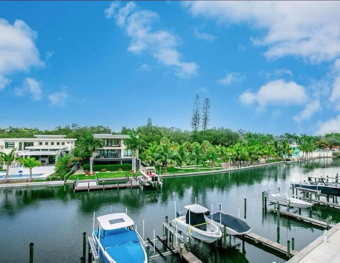 Holiday home Luxury 2 Bed 2 Bath Waterfront With Patio Sunsets Gym And Parking *