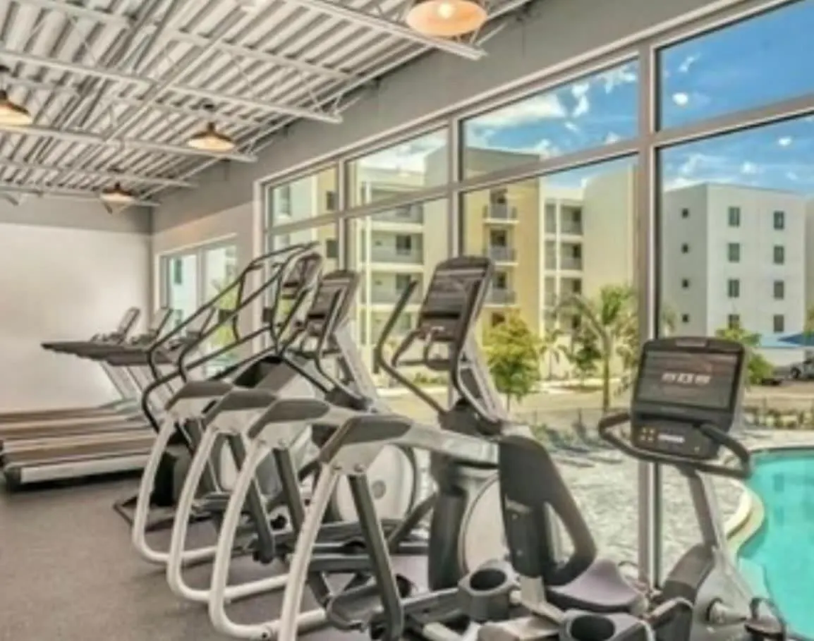 Holiday home Luxury 2 Bed 2 Bath Waterfront With Patio Sunsets Gym And Parking