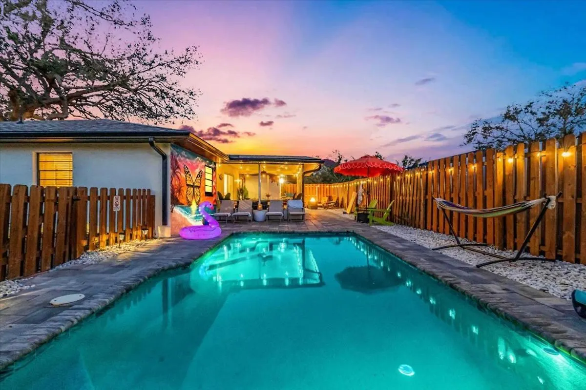 Holiday home Fun 4Bd Saltwater Pool Oasis Games Near Beaches *