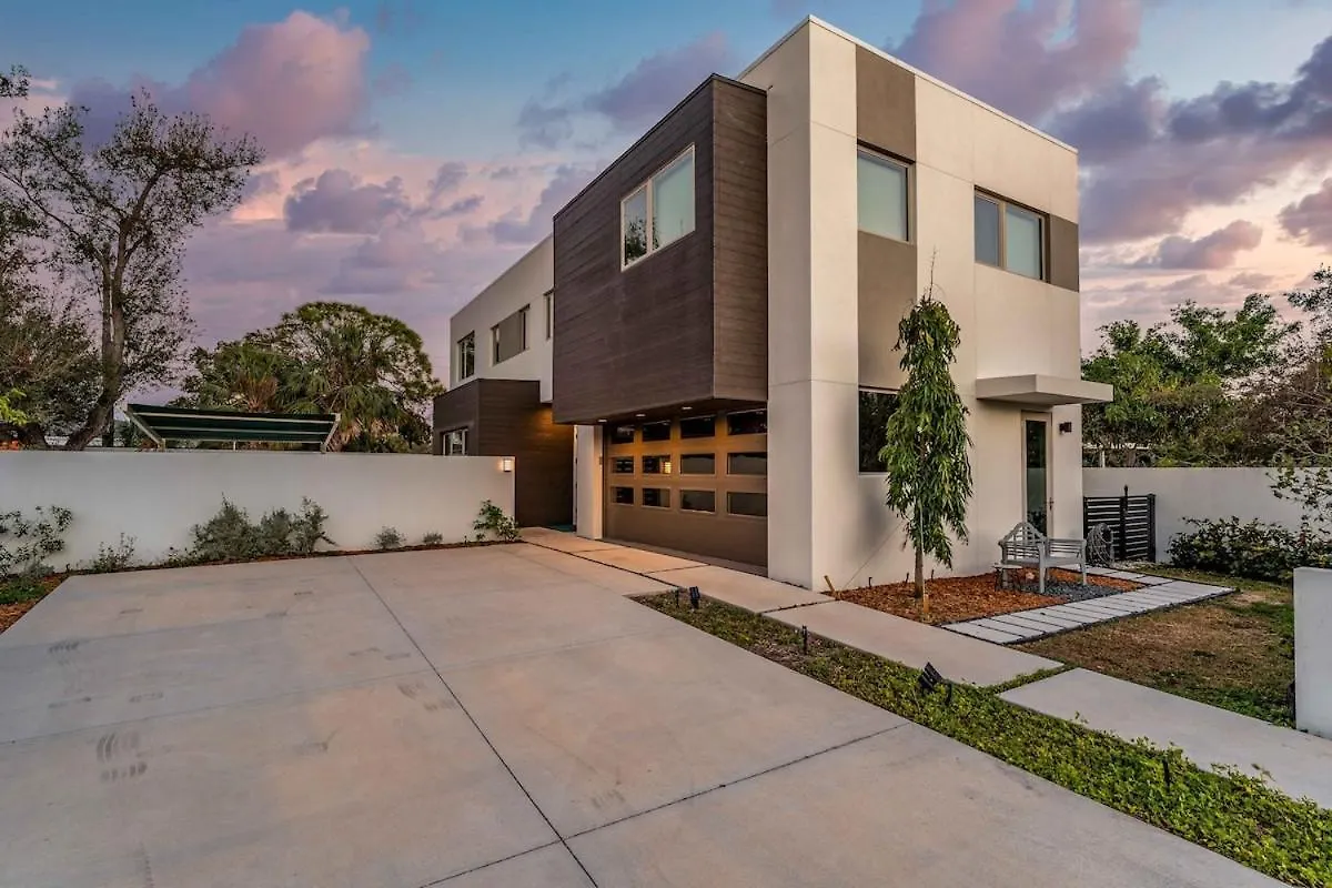 The Modern Sandbar Luxe Pool * Sarasota