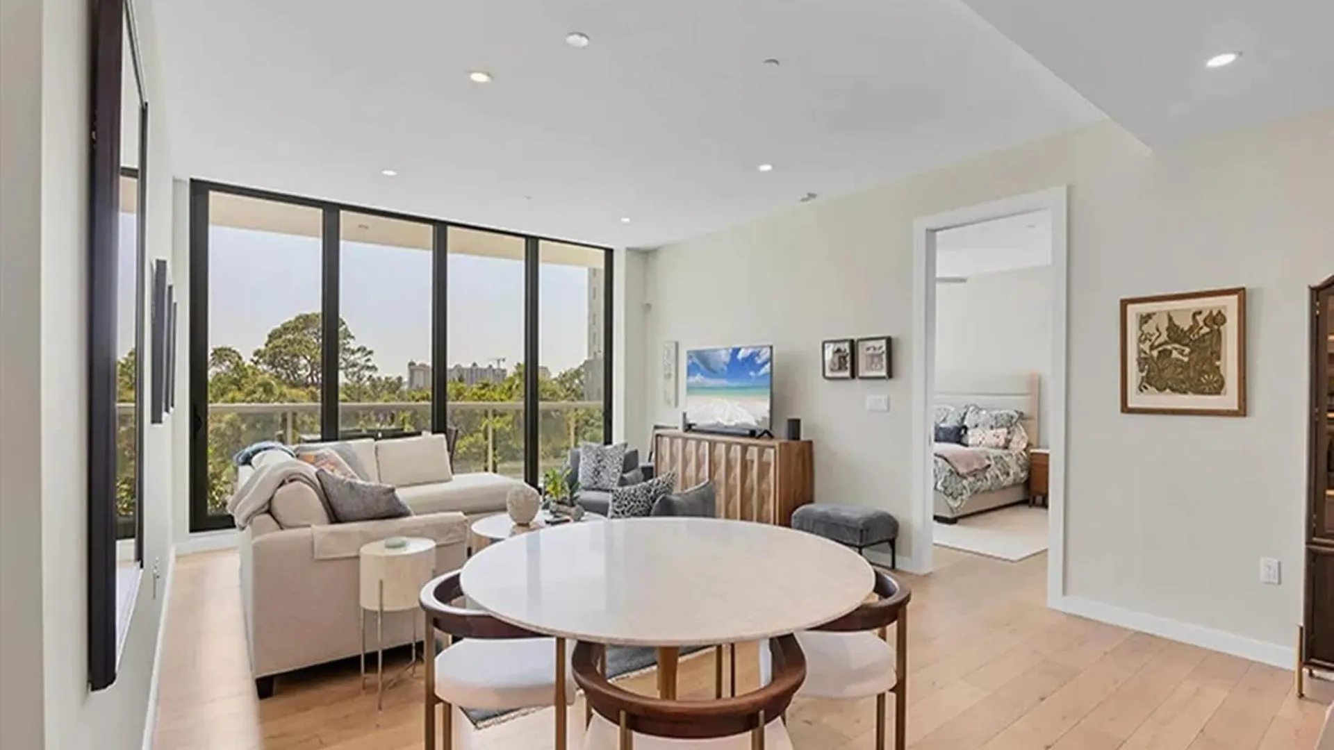 Apartment Downtown With Bay Views *
