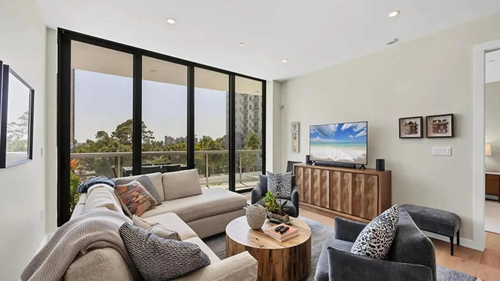 Apartment Downtown With Bay Views *